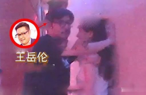李湘携女逛奢侈品店被偶遇，生图曝光引热议，母女身材风格太相似