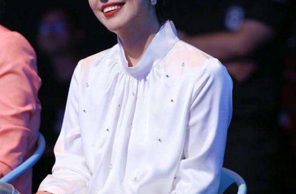 娱乐圈都靠“金主”上位，自封“莲花”的她不！她靠“将军”妹妹