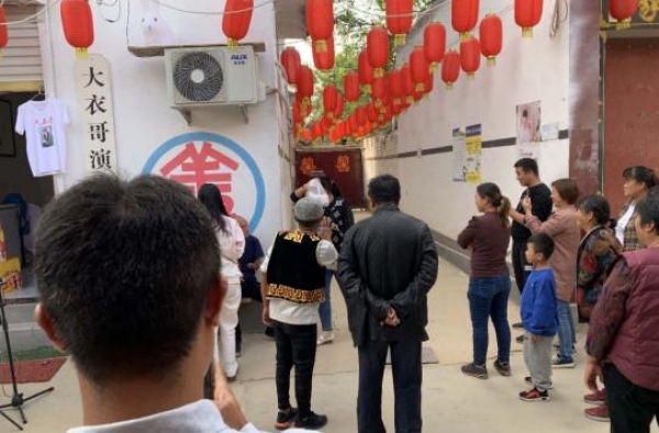 “大衣哥”一人带火乡村游，“手机”背后有着各自的生意经