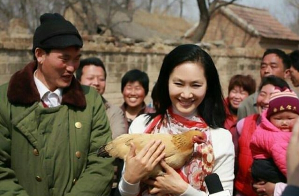 不忘爹娘！朱小伟携娇妻返乡帮父亲种地，陈亚楠与大衣嫂有母女相