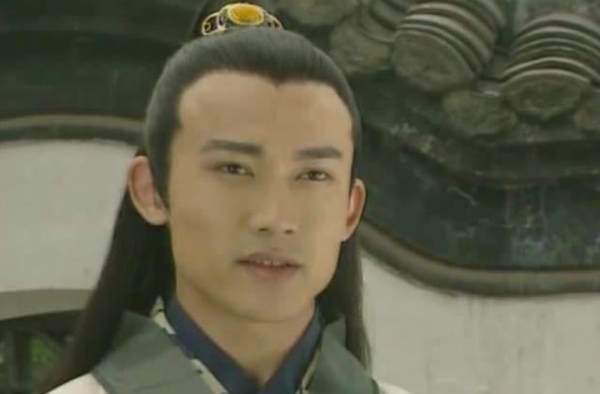 被黄晓明夺走“杨过”一角，打架被关7个月，如今因演乾隆翻红