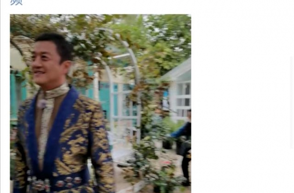 49岁李亚鹏罕上节目，穿着打扮似贵族，撒贝宁自嘲只配给他牵马