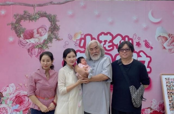69岁张纪中为女儿办满月酒，小娇妻晒一家五口照，画面好违和
