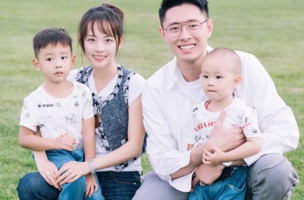 张嘉倪现身机场，剪初恋短发甜美十足，二胎辣妈美回18岁
