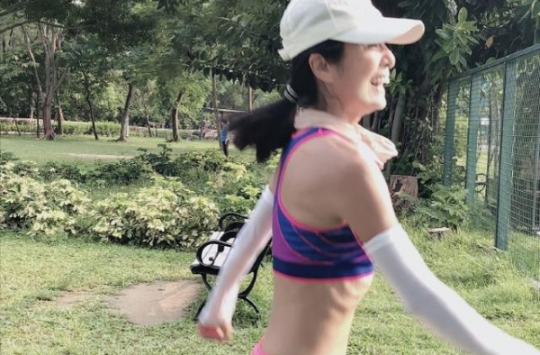 65岁米雪大秀身材，马甲线太抢眼，状态犹如妙龄少女
