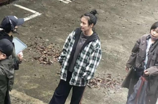 王俊凯新戏路透照曝光，身材偏瘦面目憔悴，为了角色也太拼了
