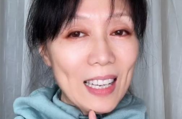 58岁吴琼罕露面，暴瘦到脸颊凹陷，与小15岁丈夫多年不同框