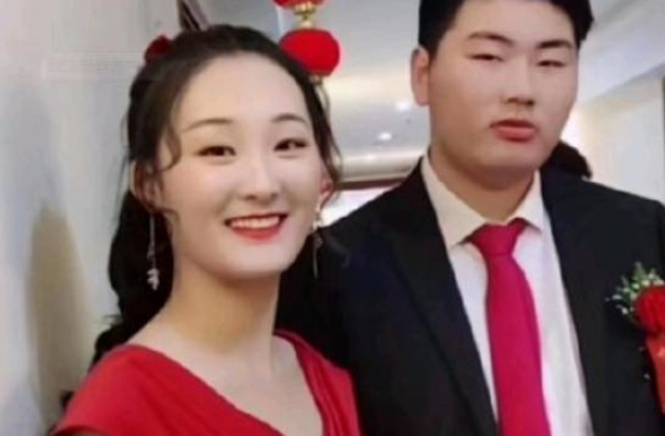 大衣哥儿媳实力辟谣，与父亲开两台奔驰回礼，是不是图钱一目了然