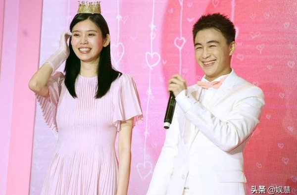 何猷君奚梦瑶一家三口现身被偶遇，推婴儿车逛街幸福而温馨