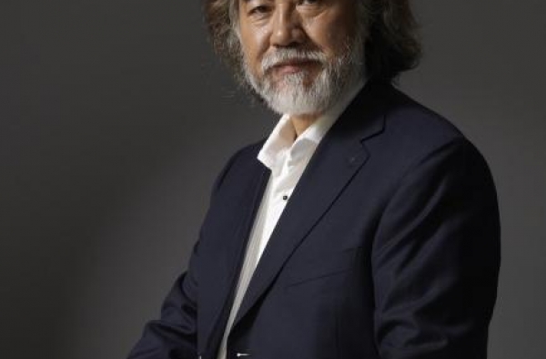 张纪中女儿满月高调设宴，一家五口罕同框，混血儿子却面露不耐烦