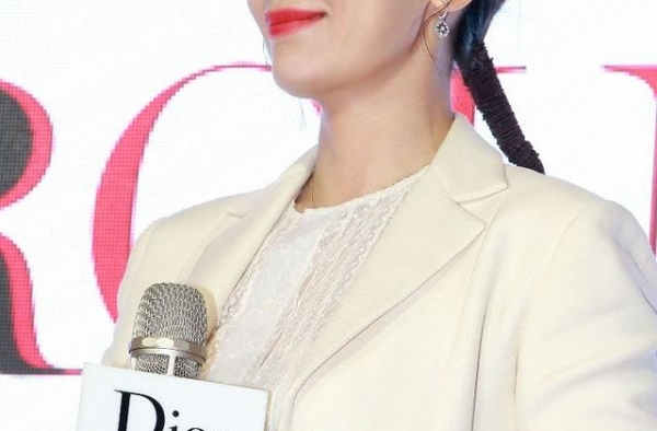 御姐贾静雯~白色西装配半透长裙脚踩细高跟代言化妆品！