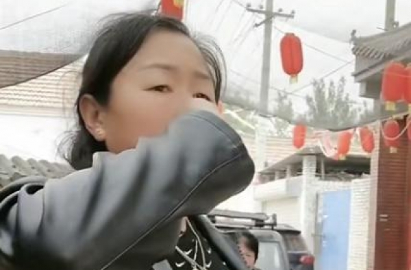 大衣嫂戴两条项链引来杠精！被评戴10条也就那样，粉丝心疼拥护
