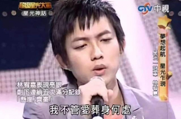 《星光大道》总冠军，上春晚一夜爆红，如今沦落街头卖艺求打赏？