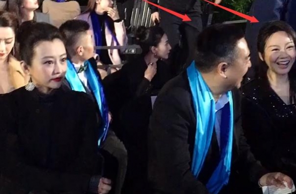 张嘉益闫妮电影节台下嗨聊不停，一旁郝蕾受冷落，别过脸显不自在