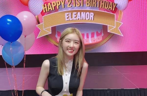 新加坡山寨小萌主成年了，与周子瑜、迪丽热巴同榜“比美”