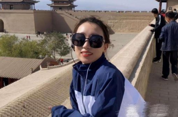 张丹峰前经纪人近况曝光，牙齿疑微整变美女，与异性同游疑有新欢