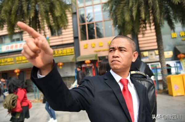 农民因像奥巴马走红，生日相差一天同样血型，一场活动收入过万