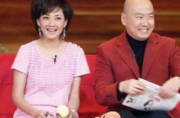 牛莉高调晒生活照，47岁也不惧素颜出镜，身材线条依旧保持得当