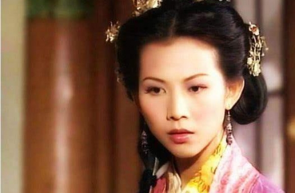 她出道27年，如今却还买不起大房子，一家四口挤在小阁楼里