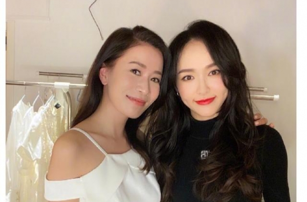 佘诗曼偶遇唐嫣秒变迷妹，晒合影称“姐妹重逢”太养眼
