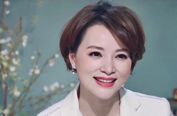 董卿为儿子诵诗，高中就兼职做清洁工，情路坎坷的她如何成功的？