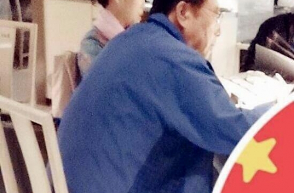 李双江梦鸽外出就餐无人识，晚年被儿拖累，81岁高龄仍四处商演