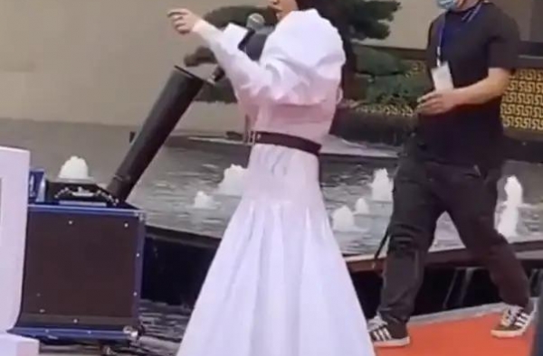 50岁杨钰莹复出小县城商演，造型土气翻车，为何落魄这般田地？