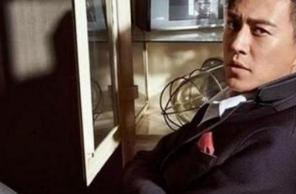 参观靳东在上海的豪宅，家里能有这么大的阳台，房子起码上亿