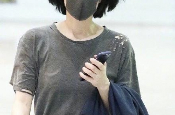 50岁王菲真节俭啊？直接破洞T恤走机场，一双“苍蝇腿”是亮点