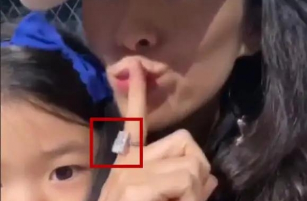 章子怡生二胎后，身材依旧火爆