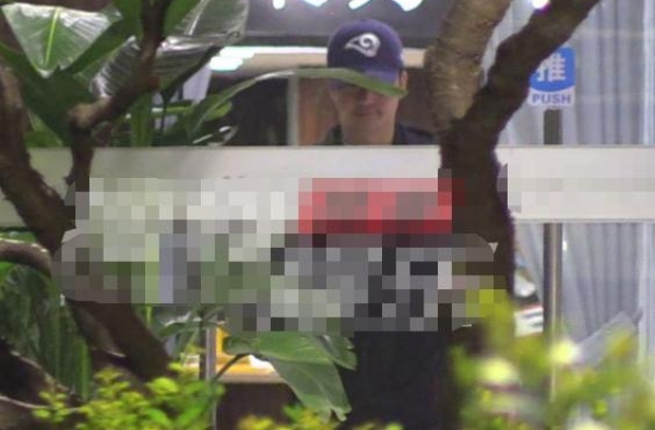 吴京按摩完毕，路边扫码骑电瓶车回家，有钱后依旧节俭接地气