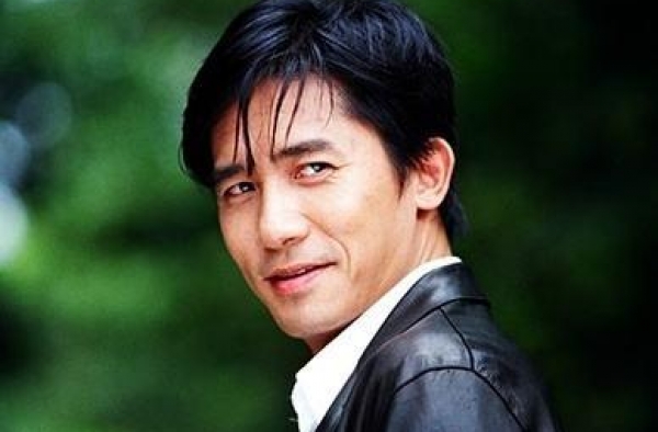 58岁梁朝伟近照现身，跟网友合照时满脸皱纹有秃顶前兆，真恐怖