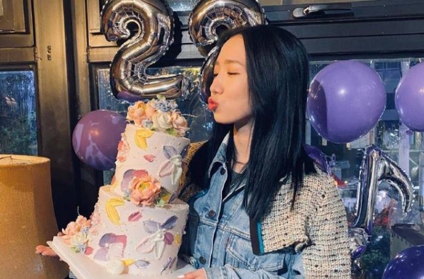 孟美岐22岁生日会，吴宣仪不在宋妍霏坐C位，还有人撞脸王一博