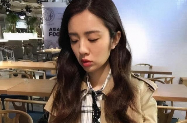 晒晒王晓晨的豪宅：客厅设计了个大吧台，装修时尚又有个性