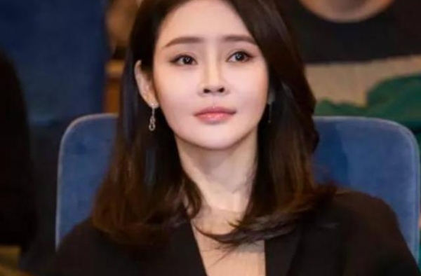 她放弃当外交官做明星，和富豪老公闪婚恩爱8年，今女儿长相甜美