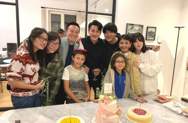 刘烨10岁儿子与杨幂前夫一起庆祝生日，诺一衣着朴素又高又帅