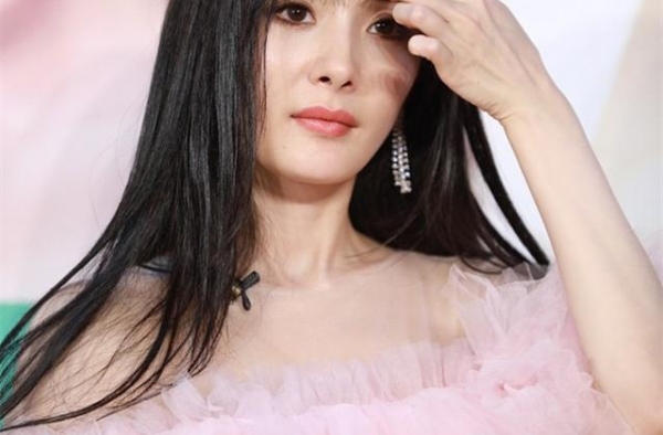 空气刘海烟熏妆+粉色仙女裙，为了少女感，杨幂的造型师挺疯的