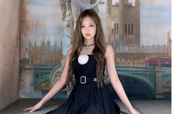 Jennie这款外套太抢手了，明星都在穿，赵丽颖太瘦没撑起来