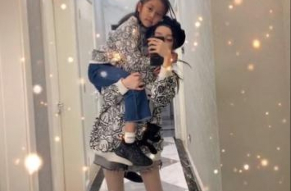李小璐近照腿细成麻杆，直言背不动甜馨，贾乃亮疑缺席孩子成长