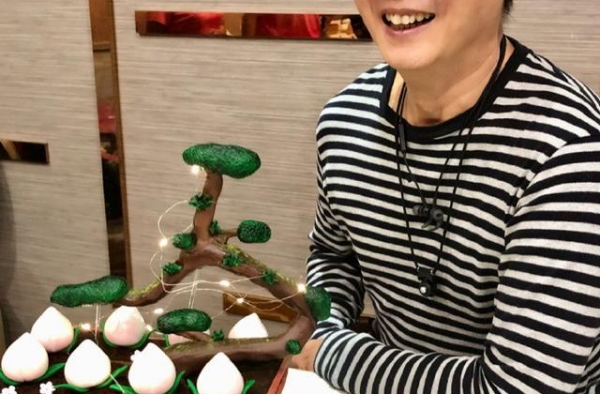 71岁刘松仁近照暴瘦，右手常年插口袋出行靠拐杖，曾被曝中风
