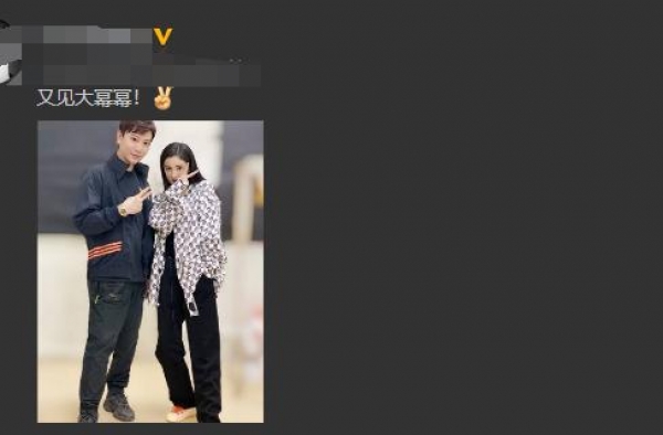 杨幂与异性好友贴身合照，涂大红唇开心比剪刀手，私服又美又自信