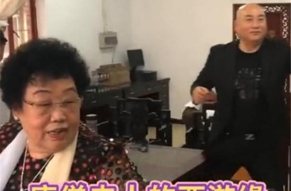 迟重瑞带百亿首富妻子聚餐，六小龄童马德华不敢入座？场面尴尬