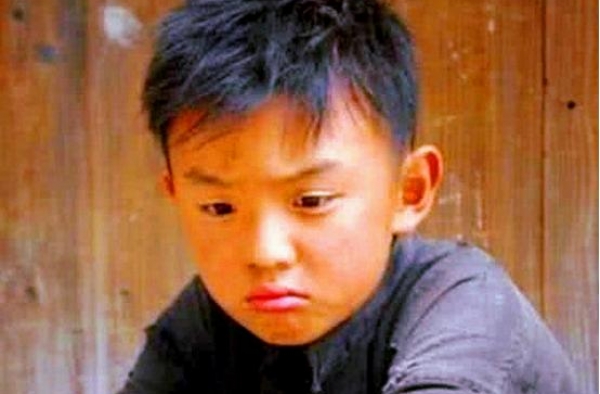 他童星出道12年一直不红，被嘲易烊千玺都带不动，今帅的不敢认