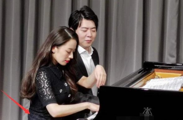 吉娜郎朗终于现身！娇妻变辣妈，踩恨天高穿紧身裙照样秀S身材