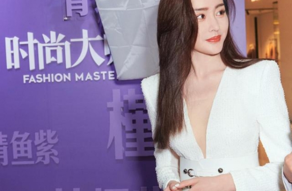 张天爱深V西装裙亮相，“一步到胃”性感满分，满屏都是白皙长腿