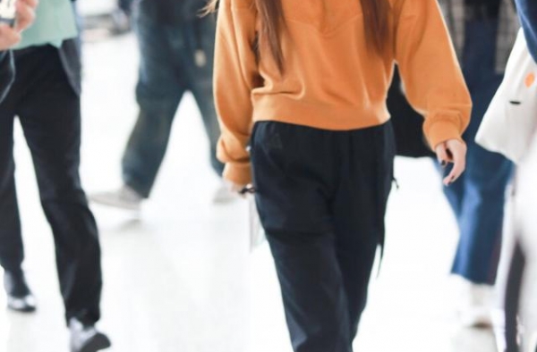 邓紫棋穿橘黄卫衣变身元气少女，大步流星赶路获男友紧跟护驾