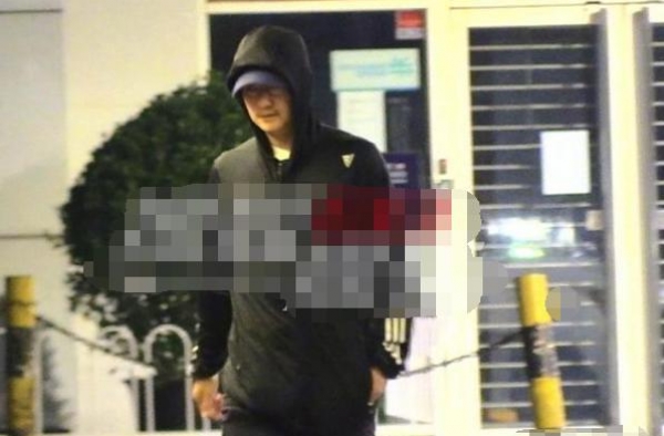 吴京外出按摩养生，骑共享电动车返回家，百亿影帝低调不张扬