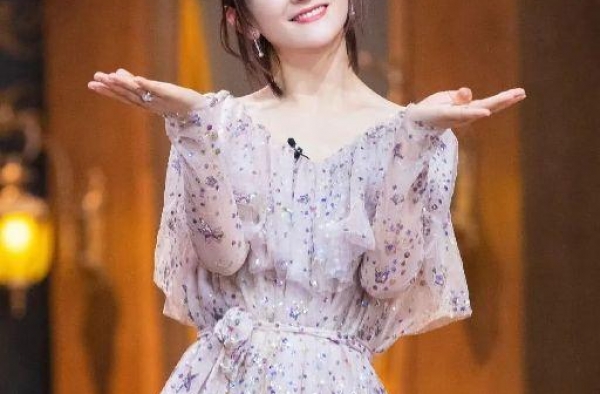 被影帝刘烨抛弃，转嫁小5岁老公，39岁生2个孩子却美上热搜