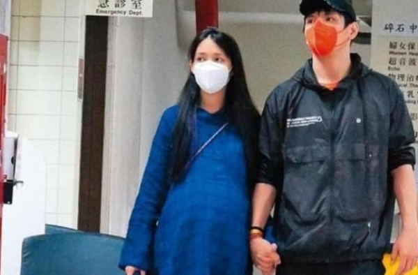 继郭碧婷夫妇后，又一对明星夫妇官宣怀孕，又是高颜值宝宝没错了