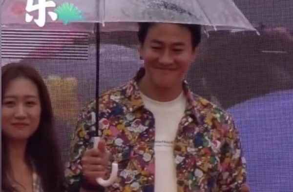 45岁何润东被曝商演30万，比其他明星低一截？婚后一心陪娇妻